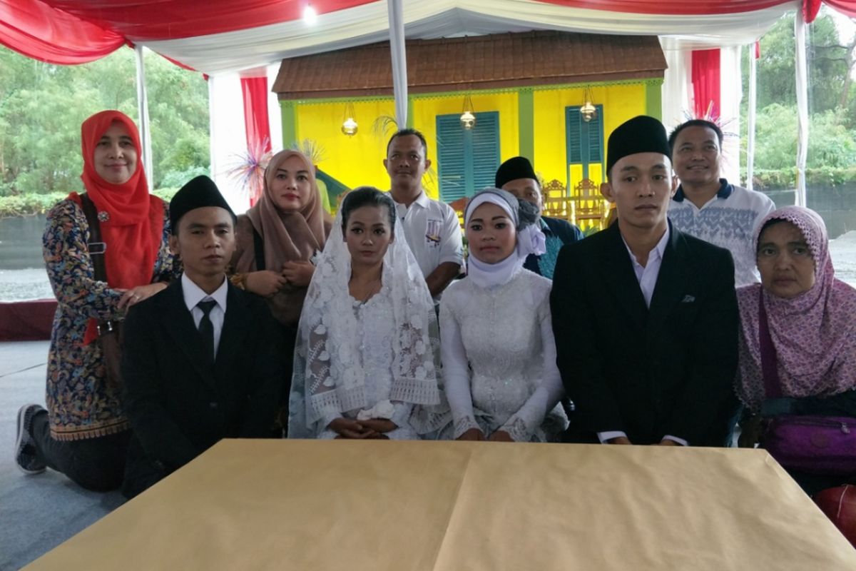 Peserta nikah massal DKI Jakarta yang telah tiba di park and ride MH Thamrin, Jakarta Pusat sejak pukul 15.00 WIB, Minggu (31/12/2017).