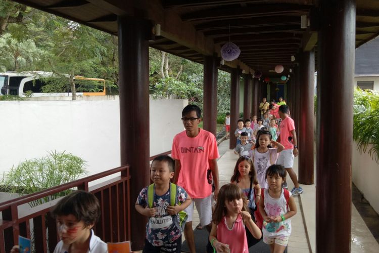 Mini club dengan berbagai aktifitas anak mulai dari kelas balita hingga remaja tersedia di Club Med Bintan. Puluhan anak dari berbagai negara yang termasuk dalam kategori 4- 7 tahun keatas masuk dalam mini club, sedang bermain dengan Gentle Organizer (GO), Club Med Bintan, Selasa (29/8/2017).