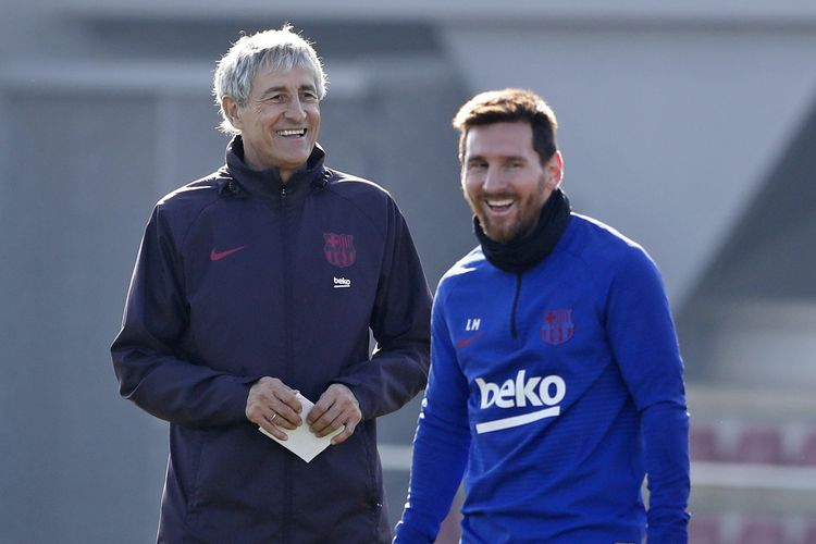 Pelatih baru Barcelona, Quique Setien, tengah berbincang dengan kapten Barca Lionel Messi di lapangan latihan klub, Kamis (16/1/2020). Setien berdialog dengan Messi sebagai cara untuk menyampaikan pesannya kepada seluruh tim.