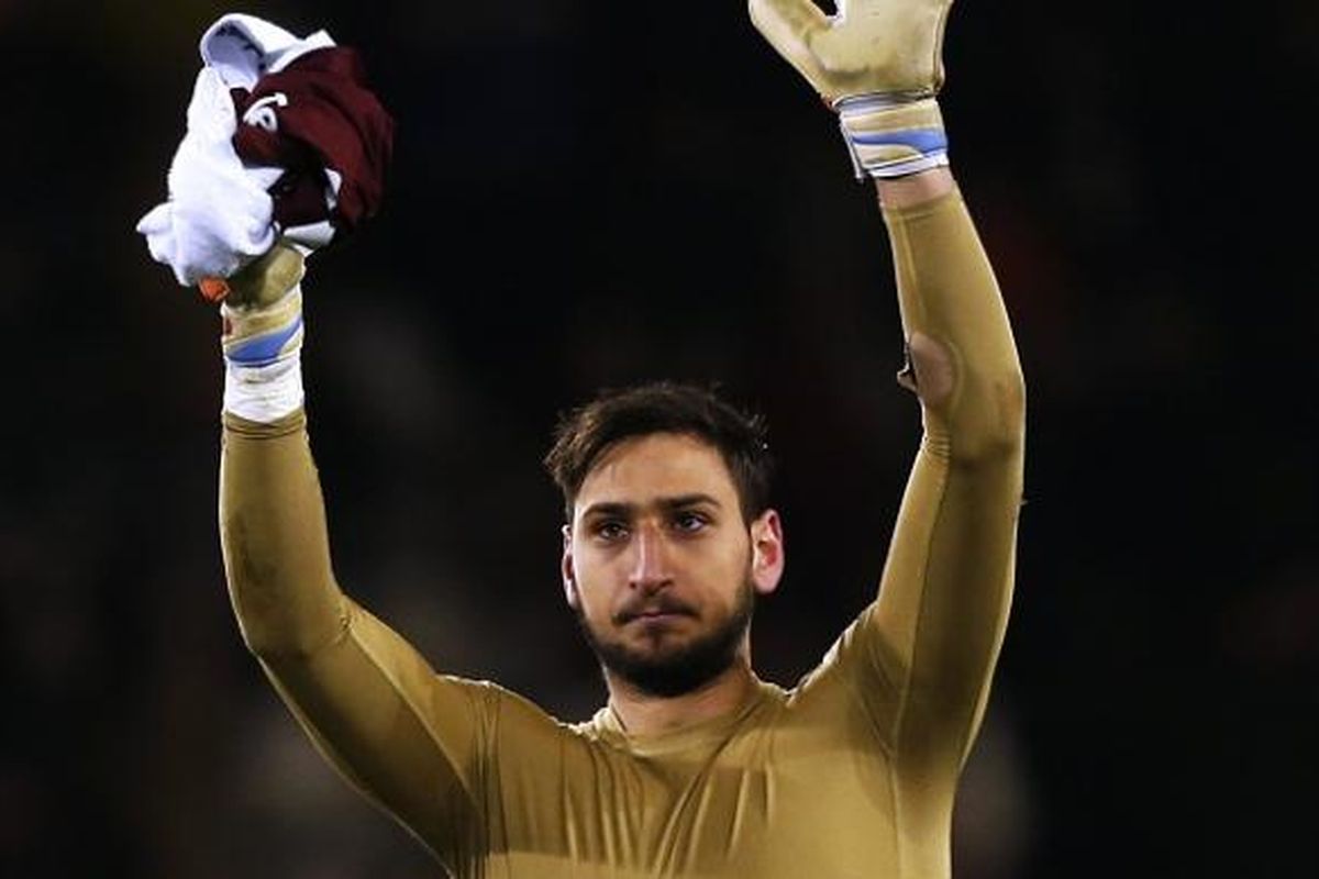 Penjaga gawang AC Milan, Gianluigi Donnarumma, melambaikan tangan kepada para suporter setelah laga Serie A kontra Torino, di Stadion Olimpico Turin, 16 Januari 2017.