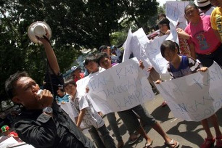 Sejumlah warga Desa Sea, Kecamatan Pineleng, Minahasa melakukan demo di Kantor Dewan Provinsi Sulawesi Utara, memprotes pembangunan tower SUTT yang melewati desa mereka.