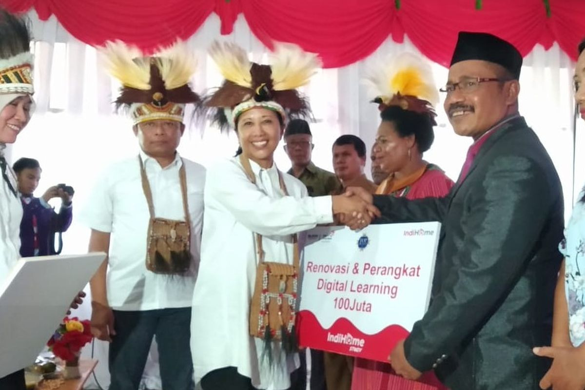 Menteri BUMN Republik Indonesia Rini M. Soemarno (tengah) menyerahkan simbolis bantuan Renovasi dan Perangkat Digital Learning disaksikan Direktur Utama Telkom Ririek Adriansyah (kedua dari kiri) dan Direktur Consumer Service Telkom Siti Choiriana (paling kiri) usai peluncuran program IndiHome Digital Learning di Timika, Papua, Selasa (8/10/2019).