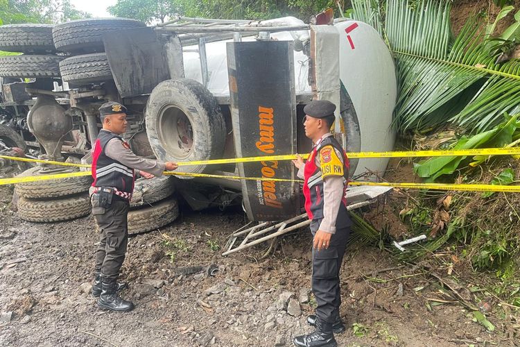 Rem Blong di Tanjakan Kalijambe, Truk Semen Diselamatkan Aba-aba Warga: 