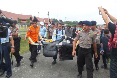 Risma Permudah Administrasi Kependudukan Korban AirAsia QZ8501