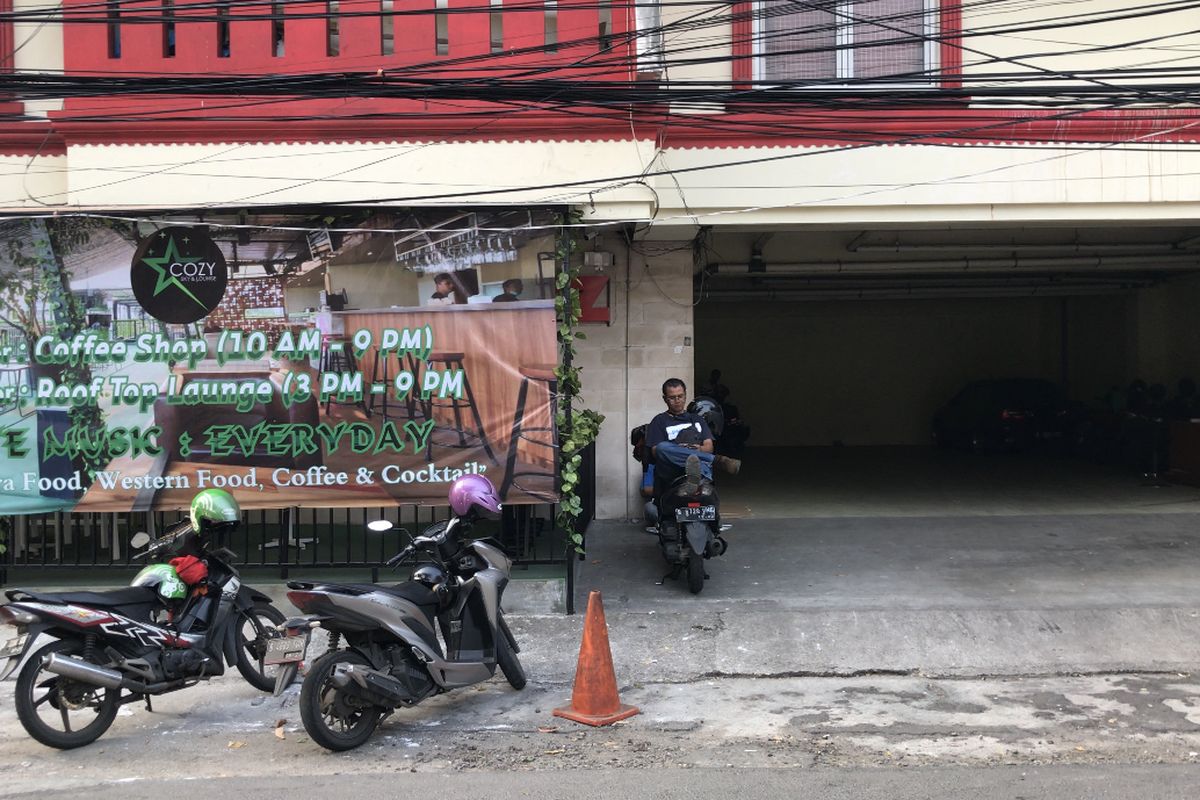 Suasana sebuah penginapan di kawasan Tebet, Jakarta Selatan pasca-digerebek polisi karena kasus dugaan prostitusi online anak di bawah umur pada Kamis (22/4/2021) sore.