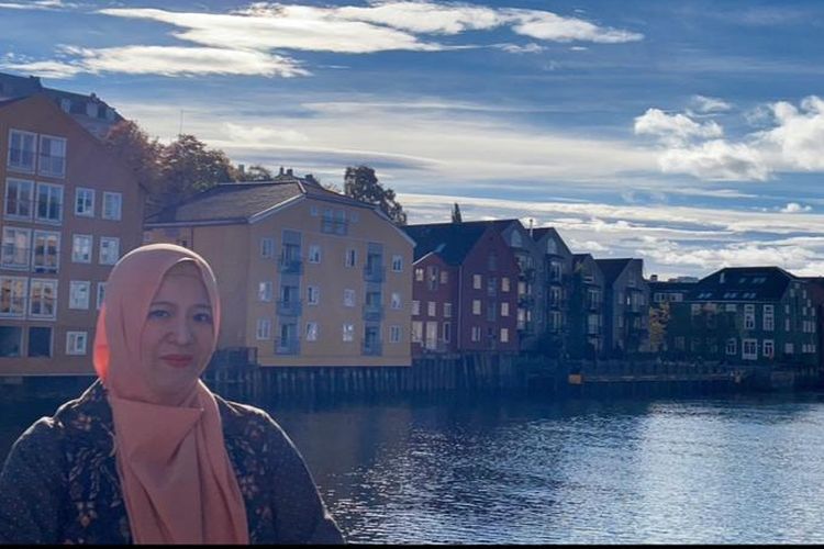 Fitri Maharani, berpose di depan Muslim Society in Trondheim, salah satu masjid di Trondheim, Norwegia.