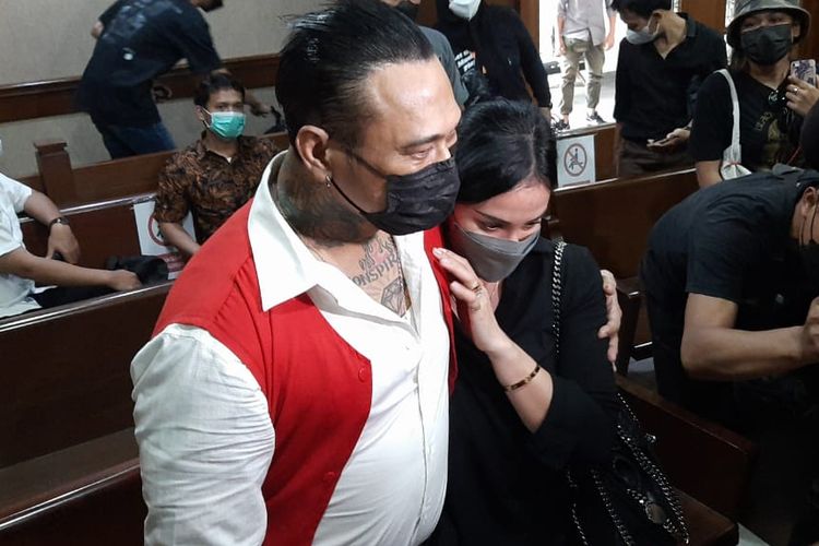 Didampingi Nora Alexandra, musisi Jerinx hadir di PN Jakarta Pusat untuk menghadapi vonis atas kasus dugaan pengancaman terhadap Adam Deni, Kamis (24/2/2022).