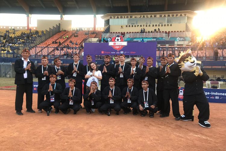 Panpel Persib Bandung pakai busana tradisional jelang laga Persib vs Bali United di Stadion Si Jalak Harupat, 26 Juli 2019.