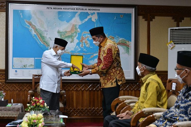 Wakil Presiden Ma'ruf Amin saat diberikan gelar Bapak Pelopor Ekonomi Syariah oleh Wakil Rektor UIN Ar-Raniry Gunawan Adnan di Kantor Gubernur Aceh, Jalan Teuku Nyak Arief Nomor 219, Banda Aceh, Selasa (16/11/2021).