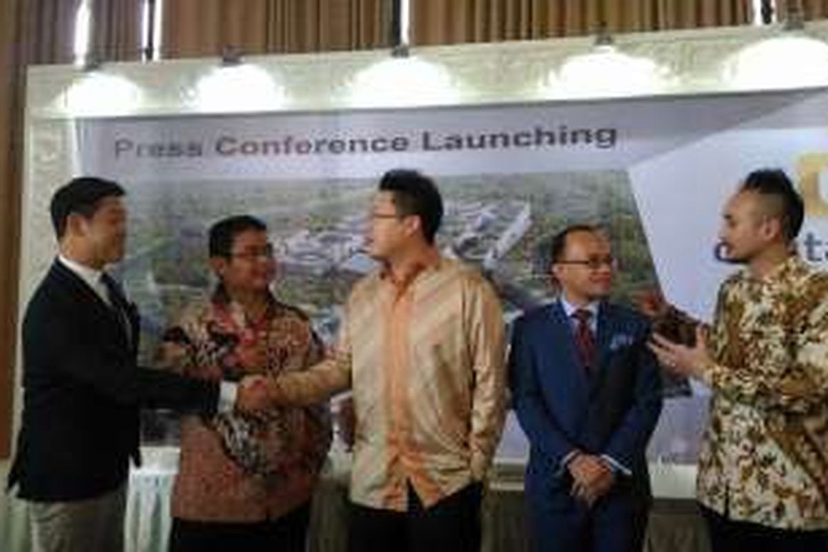 Group CEO Sinar Mas Land Michael Widjaja (tengah) bersama dengan jajaran direksi Sinar Mas Land dan Arsitek Digital Hub Jason Pomeroy (paling kiri), setelah konferensi pers di BSD City, Selasa (21/6/2016)