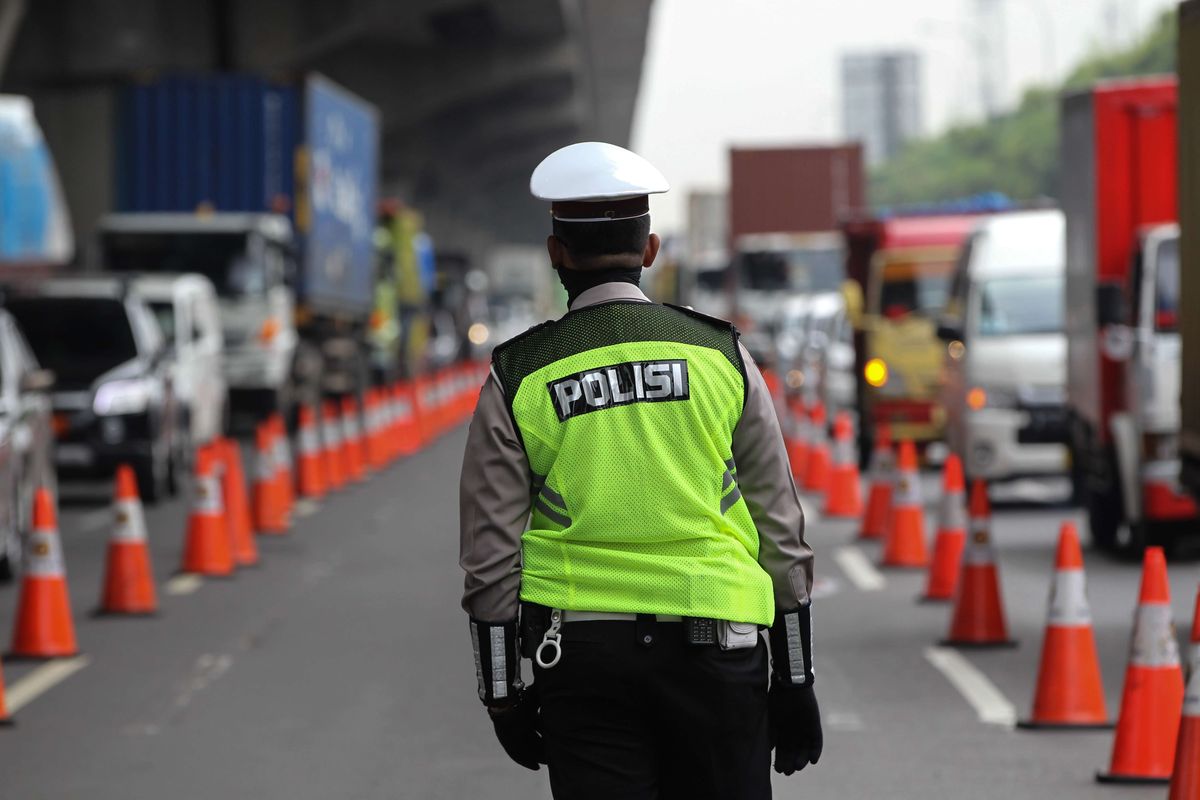 Petugas melakukan pemeriksaan di check point penyekatan pertama di ruas tol Jakarta - Cikampek Km 31, Kabupaten Bekasi, Jawa Barat, Jumat (24/4/2020). Larangan mudik mulai diberlakukan pemerintah mulai 24 April 2020 pukul 00.00 WIB untuk mencegah penyebaran Covid-19 melalui Operasi Ketupat 2020. Kendaraan pribadi baik motor atau mobil dan kendaraan umum berpenumpang dilarang keluar dari wilayah Jabodetabek.