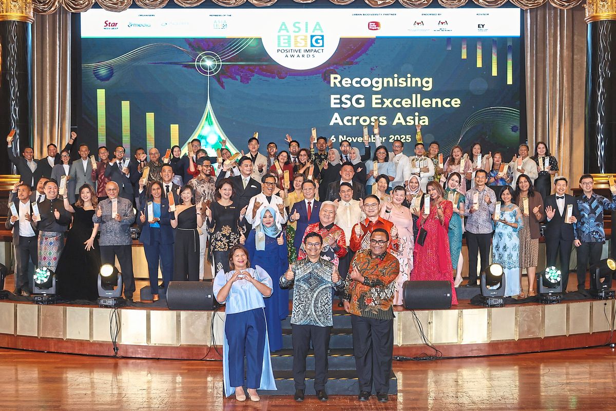 Para penerima penghargaan dalam ajang Asia ESG Positive Impact Awards (PIA) 2025 yang digelar di Kuala Lumpur, Malaysia, Kamis (6/11/2025). Sebanyak 39 perusahaan dari Indonesia, Malaysia, dan Filipina meraih total 52 penghargaan atas kontribusi mereka di bidang lingkungan, sosial, dan tata kelola (ESG).
