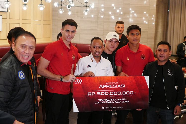 J99 Corp memberikan apresiasi pada Timnas Indonesia atas keberhasilannya lolos pada Piala Asia 2023 dengan menyerahkan Rp 500 juta.