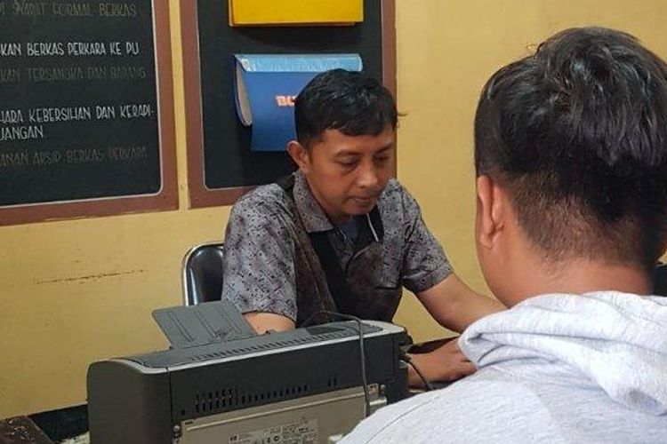 Pedagang baju bekas Cimol di Pasar Gedebage, Kota Bandung yang mengancam pembelinya menggunakan pisau menjalani pemeriksaan di Polsek Panyileukan, Kota Bandung, Jumat (12/5/2023). 