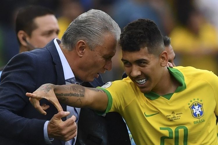 Roberto Firmino mendapat ucapan selamat dari Tite seusai mencetak gol pada laga Peru vs Brasil di Arena Corinthians dalam lanjutan Copa America 2019, 22 Juni 2019. 