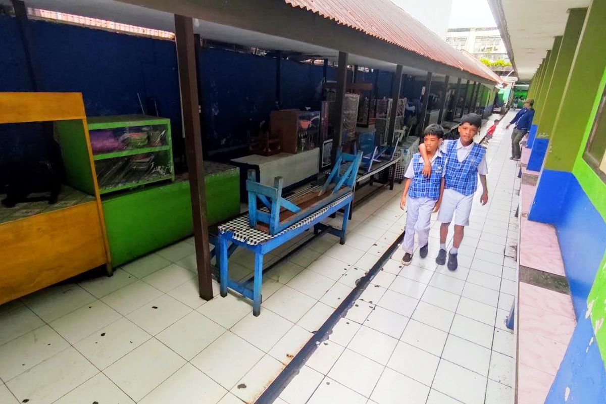 Dua orang siswa SMP Negeri 1 Kota Ternate, melintas di sejumlah lapak kantin sekolah yang nampak tidak berjualan, Kamis (9/1/2025)