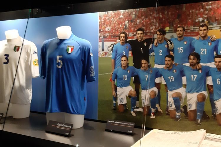 Seragam dan foto timnas Italia di Piala Dunia 2002 yang dipamerkan di Museum San Siro, di Stadion San Siro, Milan.
