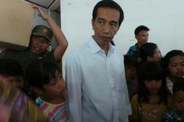 Gubernur DKI Jakarta Joko Widodo saat mendatangi Rawa Buaya, Jakarta Barat, Kamis (16/1/2014).