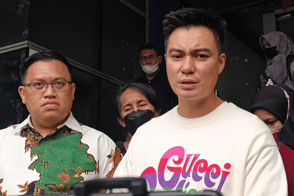 Artis peran Baim Wong usai melaporkan pencatutan namanya dalam penipuan bermodus Giveaway ke Mapolda Metro Jaya, Selasa (17/1/2023).di media sosial