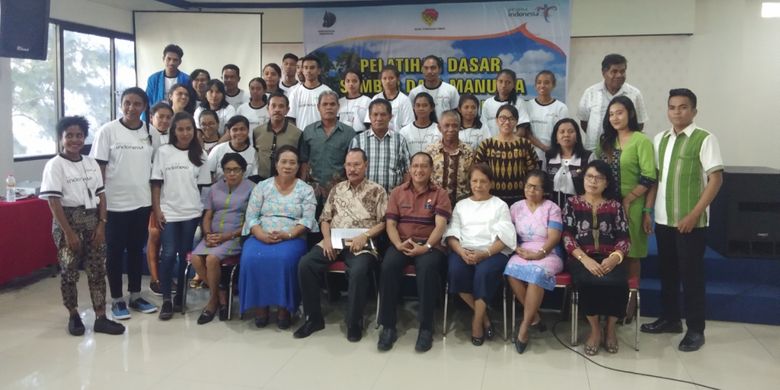 Kepala Dinas Pariwisata Provinsi Nusa Tenggara Timur (NTT), Marius Ardu Jelamu, saat berpose dengan para pelaku pariwisata di Kota Kupang, Kamis (11/10/2018).