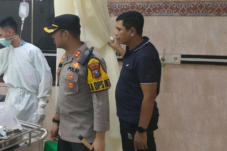 Kapolres Pasuruan Kota, AKBP Dr Raden Muhammad Jauhari saat melihat kondisi korban akibat ledakan bom ikan di Pasuruan, Minggu (19/2/2023).