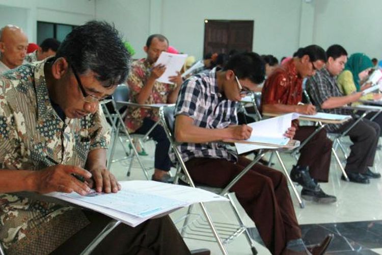 Suasana tes CPNS Kategori II untuk tenaga honorer yang diselenggarakan di Ruang Balairung kantor Walikota,  Singkawang, Kalimantan Barat (3/11/2013)