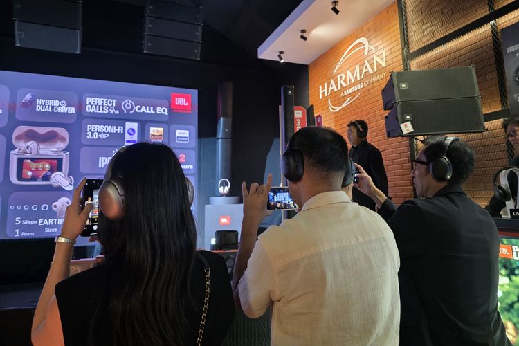 Potret silent presentation di acara peluncuran JBL Tour One M3 Smart Tx di mana seluruh pengunjung mendengarkan audio presentasi produk langsung lewat headphone via Auracast.