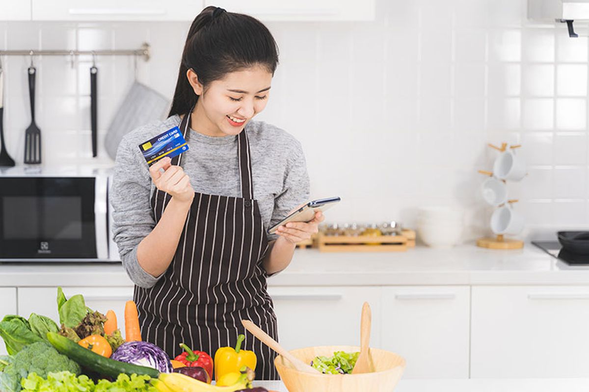 Ilustrasi ibu sedang belanja online. (Dok. Shutterstock)