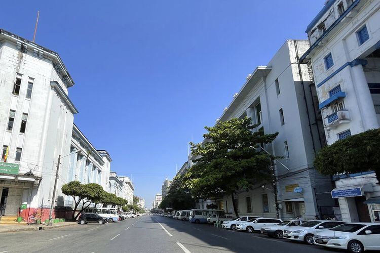 Jalan Pansodan yang kosong di kotapraja Kyauktada, Yangon, Myanmar pada Selasa (1/2/2022).