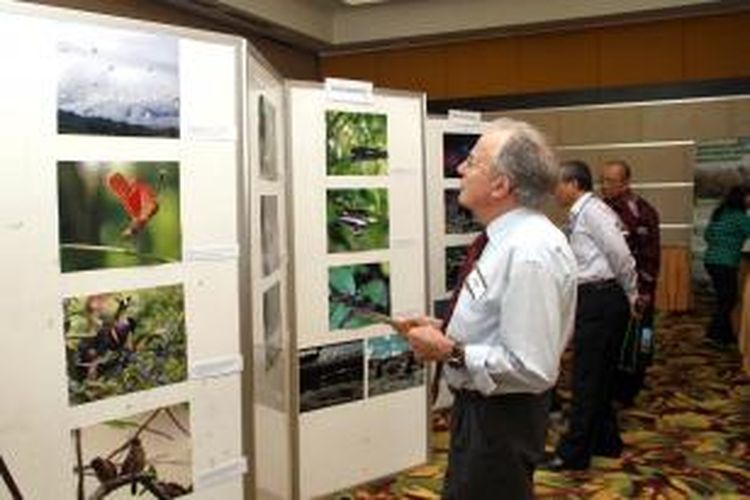 John Lovett (Chairman of the Borad of the Cooperative Reseacrh for National Plant Biosecurity Ltd.) sedang melihat foto-foto karya fotografer Manado dan Gorontalo.