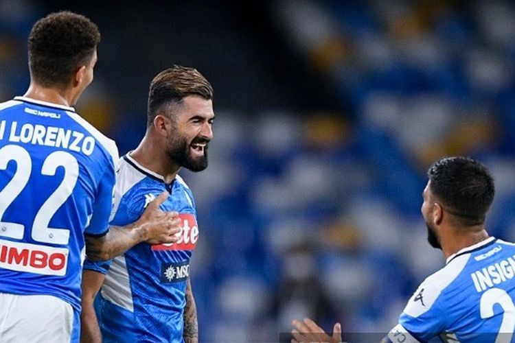 Elseid Hysaj (tengah) merayakan golnya bersama Lorenzo Insigne dan Di Lorenzo dalam laga Napoli vs Sassuolo di Stadion San Paolo, Minggu (26/7/2020). 