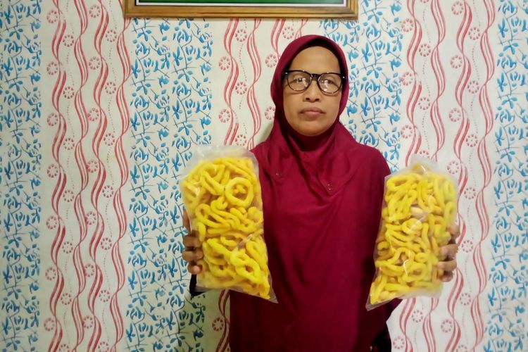 Kisah Siti Fatimah, dari Jualan Gorengan Banting Stir Produksi Lanting Beromzet Belasan Juta
