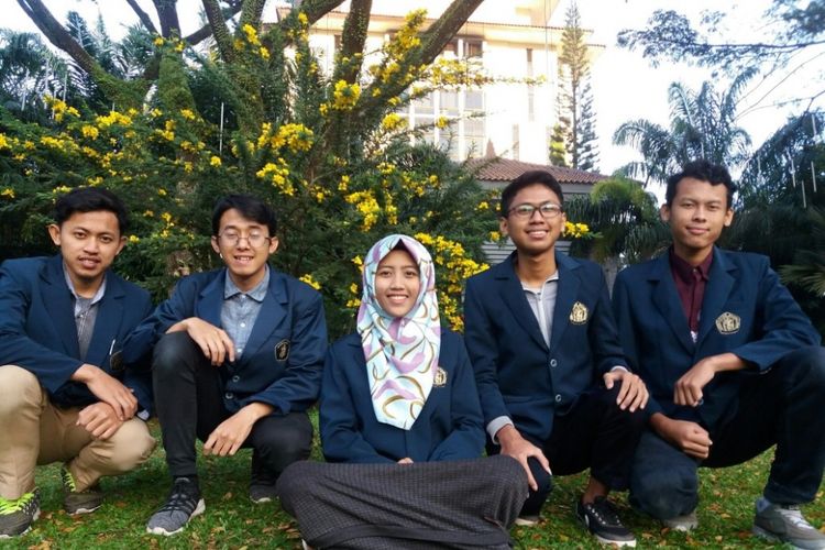 Lima mahasiswa Universitas Brawijaya yang membuat inovasi penyedap rasa dari limbah air pindang ikan layang 