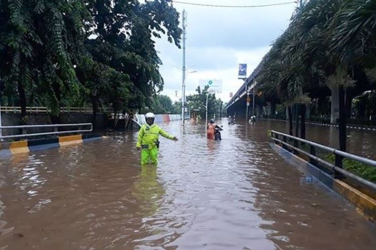 Banjir di Jalan Yos Sudarso, Jakarta Utara di depan Mall of Indonesia, Minggu (23/2/2020).