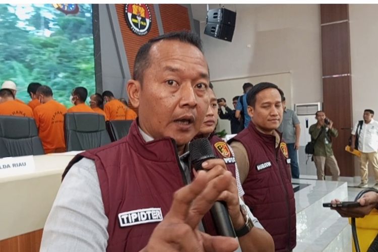Direktur Reserse Kriminal Khusus Polda Riau, Kombes Ade Kuncoro Ridwan saat diwawancarai Kompas.com, terkait kasus perambahan hutan, Selasa (8/7/2025).