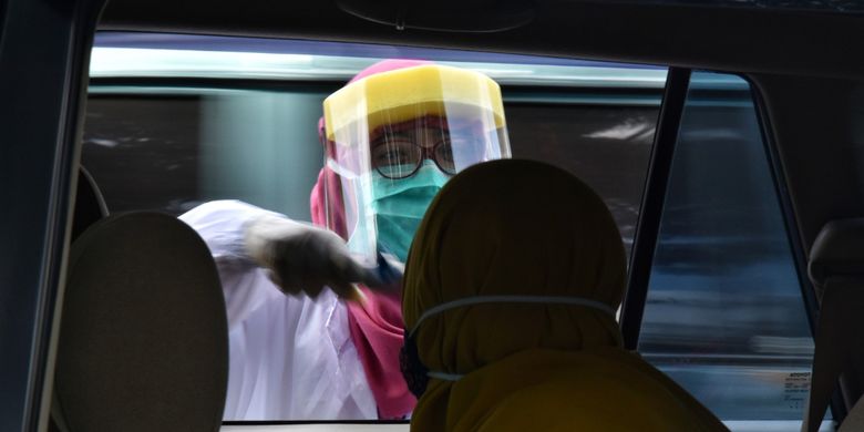 Petugas kesehatan tengah mengecek suhu tubuh pengendara yang masuk ke Kota Bandung melalui jalur Jalan Dr Djunjunan (Jalan Pasteur) dengan menggunakan scan thermal, Rabu (22/4/2020). Pengecekan yang dilakukan di pos check point Jalan Pasteur ini dilakukan sebagai upaya pencegahan penyebaran virus corona (covid-19) di Bandung Raya selama penerapan Pembatasan Sosial Berskala Besar (PSBB).