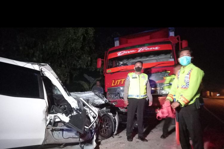 Diduga mengantuk, minnibus honda mobilio nopol AE 1403 KO menabrak mobil truk tronton bernopol N 8438 T yang diparkir di pinggir jalan Desa Kandangan, Kabupaten Ngawi. Akibat laka tersebut 5 orang tewas dan 3 orang mengalami luka berat.