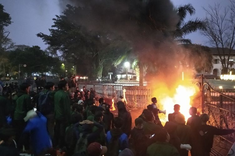 Massa mahasiswa membakar spanduk hingga melemparkan botol berisi cairan di Depan Gedung Sate, Kota Bandung, Jumat (29/9/2023)