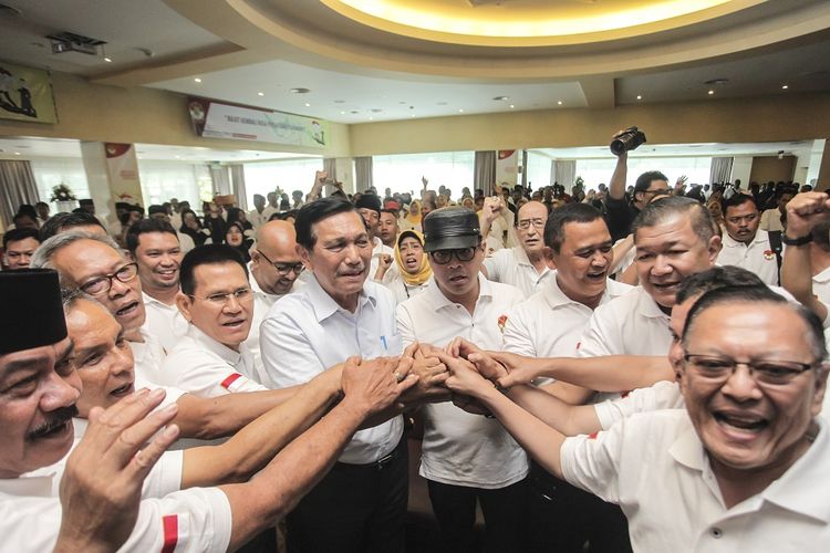 Pembina Cakra 19 Jenderal TNI (Purn) Luhut  Binsar Panjaitan (keenam kiri) bersama Ketua Cakra 19 Andi Widjajanto (ketujuh kiri) dan Sekjen Cakra 19 Letjen TNI Purnawirawan Eko Wiratmoko (keempat kanan) berjabat tangan bersama relawan dan pendukung Cakra 19 saat mendeklarasikan Dukungan Capres-Cawapres Pasangan Jokowi dan Maaruf Amin di Jakarta, Minggu (12/8/2018). Dukungan tersebut untuk mengusung kembali Jokowi dan pasangannya Maruf Amin sebagai presiden serta wakil presiden periode 2019-2024. 