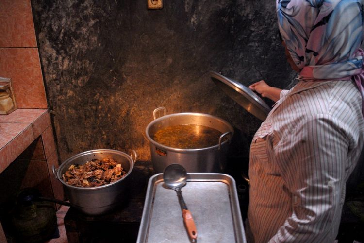 ?Paryati (56) menyajikan becek iga sapi di warungnya sekaligus kediamannya di Desa Krangganharjo, Kecamatan Toroh, Kabupaten Grobogan, Jawa Tengah, Jumat (1/2/2019).