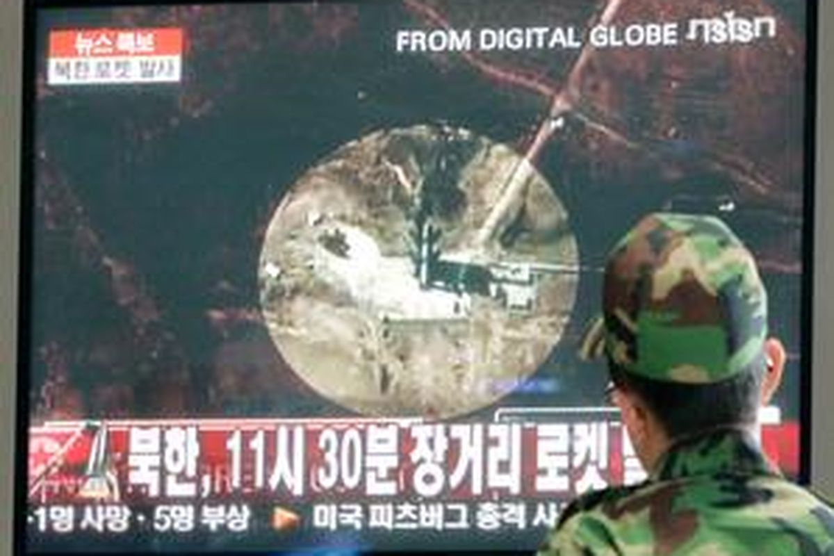 Seorang tentara Korsel menyaksikan tayangan televisi yang menampilkan gambar peluncuran roket Korea Utara, Minggu (5/4).