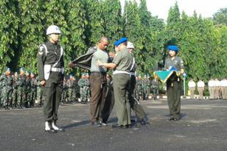 Pratu Heri, tersangka pelaku pembakar juru parkir Monas pada Selasa (24/6/2014), diberhentikan dengan tidak hormat dalam upacara resmi di Puspom TNI AD, Jakarta, Senin (7/7/2014). Pemecatan ditandai dengan pelepasan semua atribut sampai baju Heri.