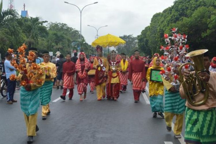 Peserta Festival Arakan Pengantin dalam rangka memeriahkan Hari Jadi kota Pontianak yang ke-245 berlangsung meriah, Minggu (9/10/2016).