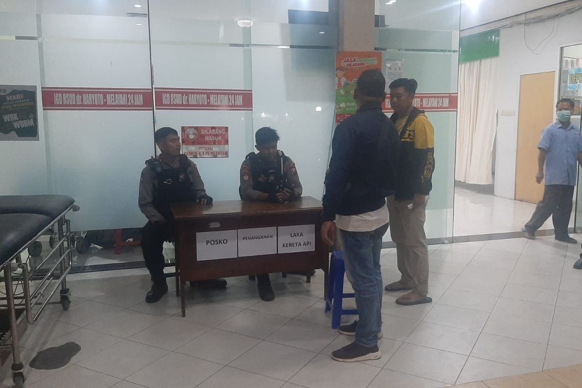 Posko penanganan kecelakaan Kereta Api Probowangi di Lumajang, Jawa Timur, Minggu (19/11/2023)