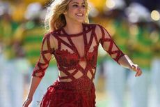 Shakira Pamer Otot Perut Saat Tunjukkan Bikini Rancangannya