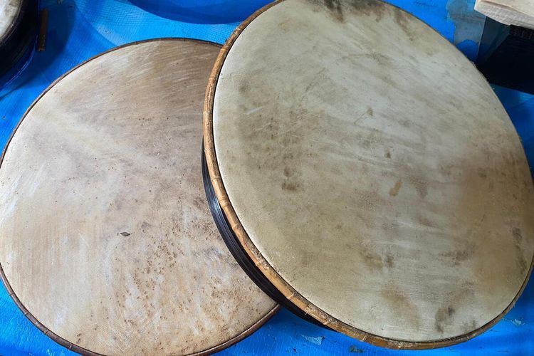 Alat musik rapa'i di Desa Blang Weu Panjo, Kecamatan Blang Mangat, Kota Lhokseumawe, Provinsi Aceh, Sabtu (1/11/2025).