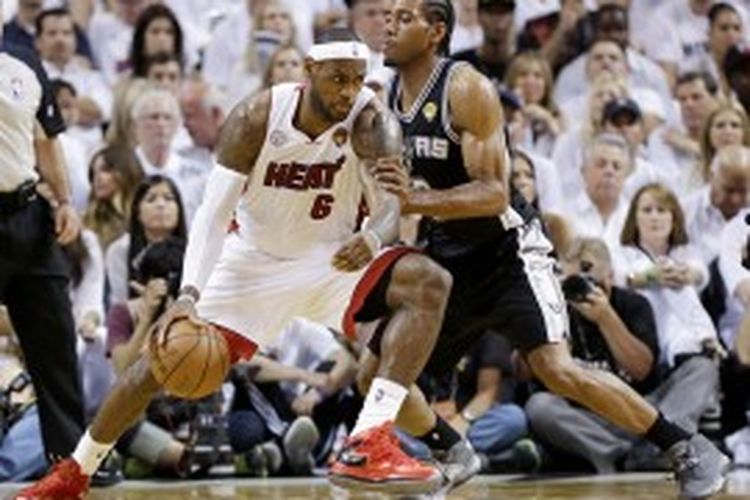 Pemain San Antonio Spurs, Kawhi Leonard (2) menjaga pemain Miami Heat, LeBron James (6), pada laga ketujuh final NBA yang berlangsung di American Airlines Arena, Kamis (20/6/2013) malam waktu setempat atau Jumat pagi WIB.