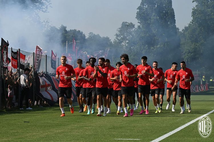 Pemain-pemain AC Milan kala melakoni latihan pramusim perdana jelang kompetisi 2023-2024 di Milanello, Senin (10/7/2023).