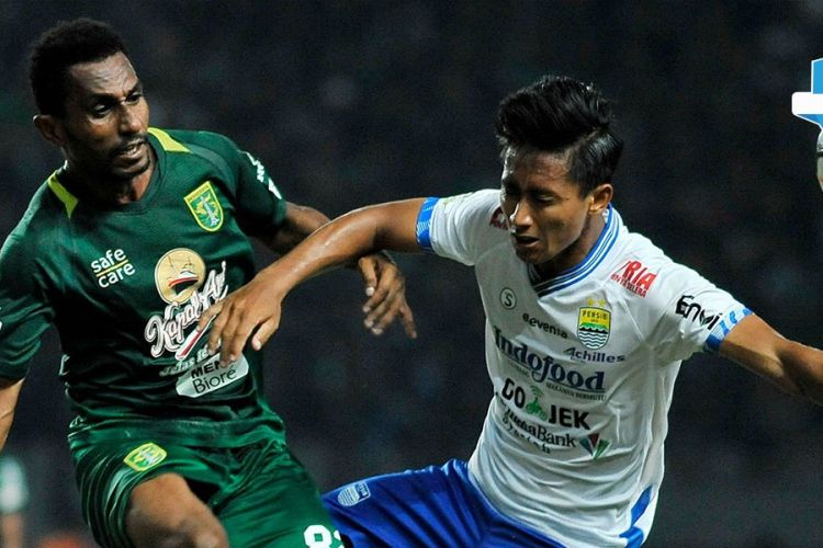 Persebaya Surabaya vs Persib Bandung pada pertandingan  tunda Liga 1, 26 Juli 2018.