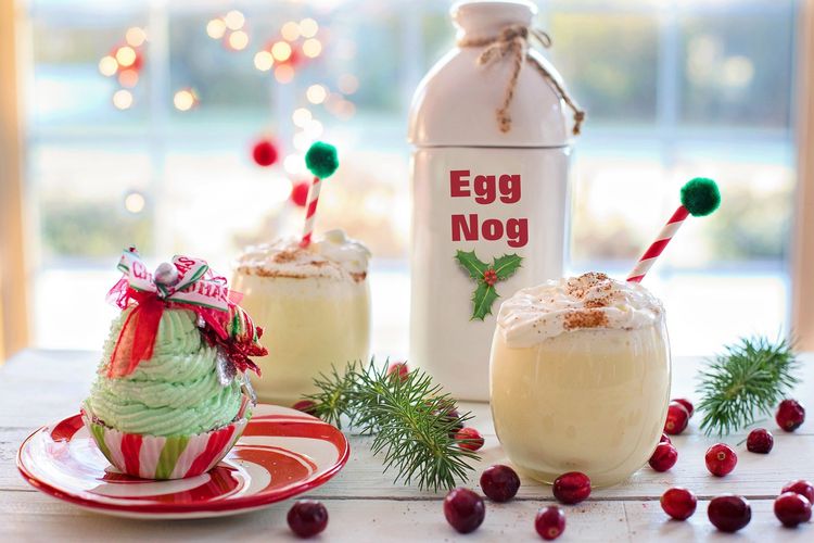 Eggnog adalah minuman tradisi di malam Natal.
